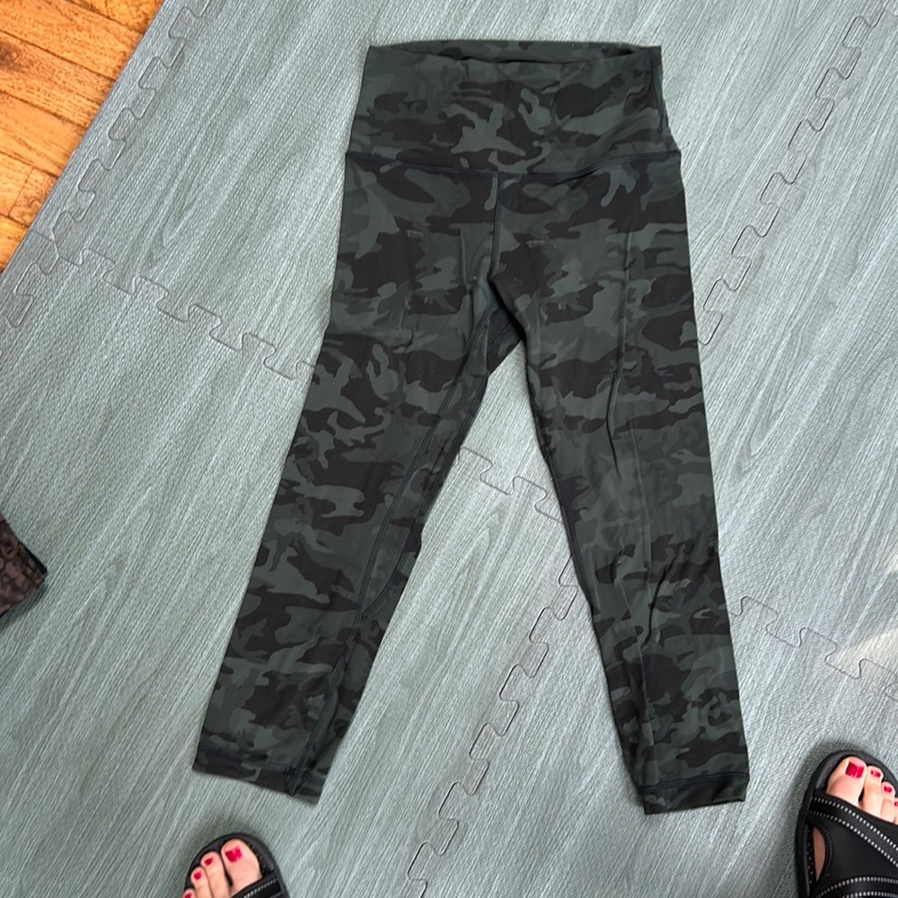 Camouflage lululemon leggings crop 23”